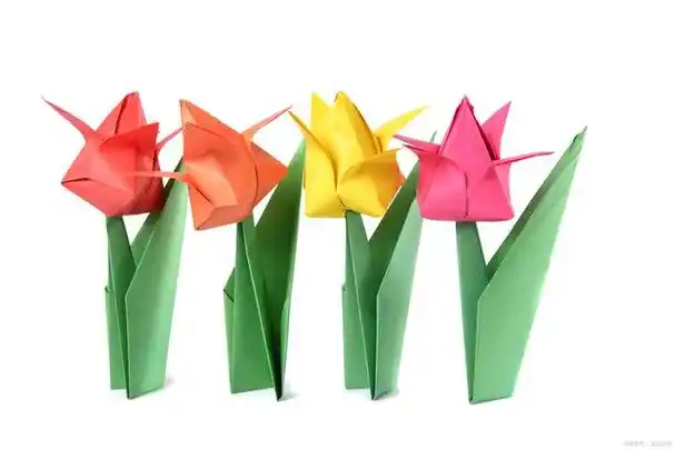 下面是一个制作基本纸花的简单步骤,您可以根据自己的喜好和创意来