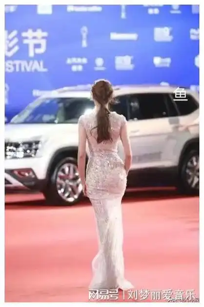 蜜桃臀已经过时了看到迪丽热巴的蝴蝶臀真实羡慕了