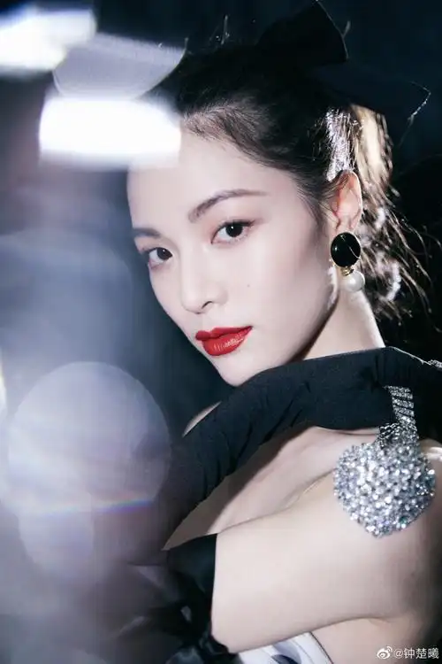 钟楚曦黑白波点抹胸长裙别致复古蝴蝶发饰性感写真