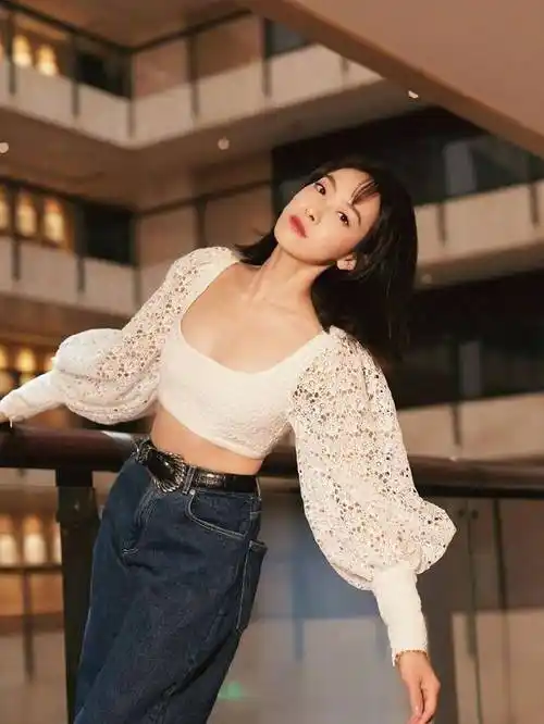 穿"巴掌衣"大秀蚂蚁腰,夺目马甲线好抢镜_身段_造型_衣服