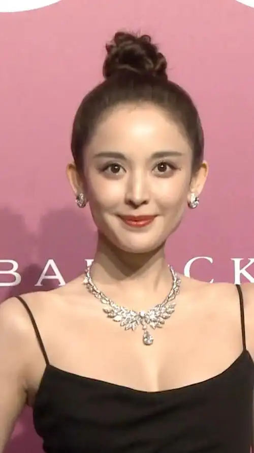 古力娜扎 黑色吊带扎丸子头性感迷人