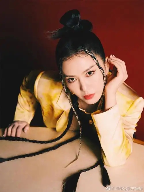 pinko星光#@谭维维身着pinko ss24西装率意亮相,独特印花绽放春日