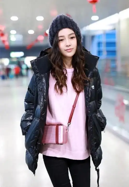 angelababy冬日机场私服照,羽绒服保暖俏皮可爱