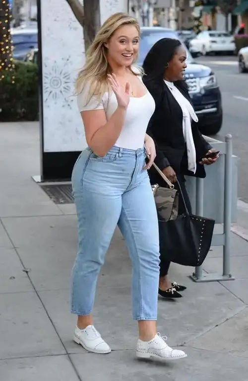 近年来,大码超模流行,身高1.75,体重158斤的她,反而重获时尚界的关注.