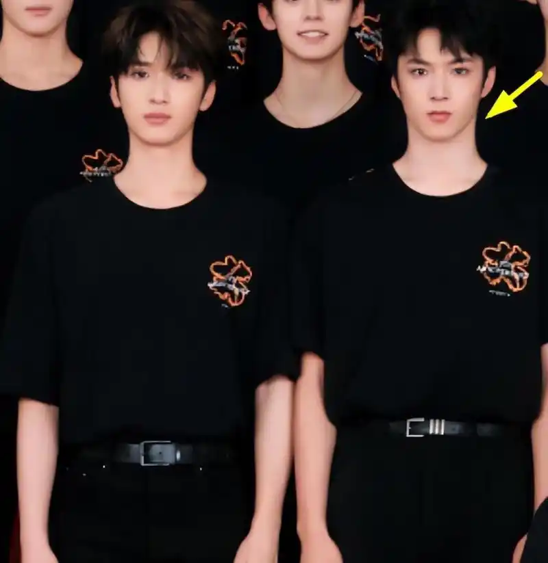 时代峰峻全家福:王俊凯c位,易烊千玺打扮精致