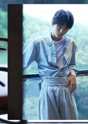 王俊凯身着牛仔套装02清爽酷飒