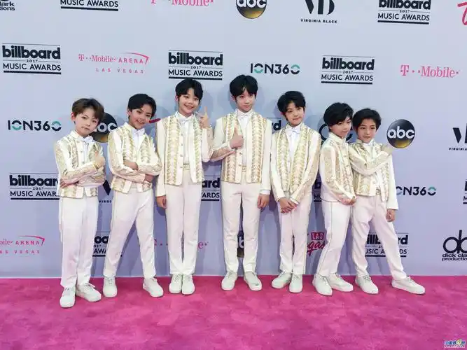 2017公告牌音乐奖红毯 yhboys组合帅气亮相秀英文