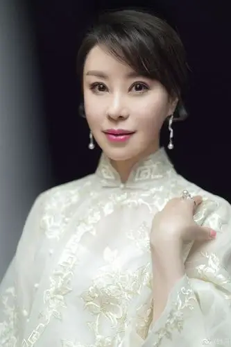 毕业于中国音乐学院声乐系,中国青年女歌唱家,国家一级演员