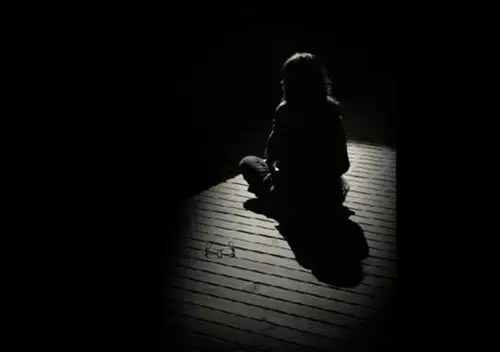 空气是沉重的,世界是黑暗的,她讨厌与人交流与接触,一个人的世界是