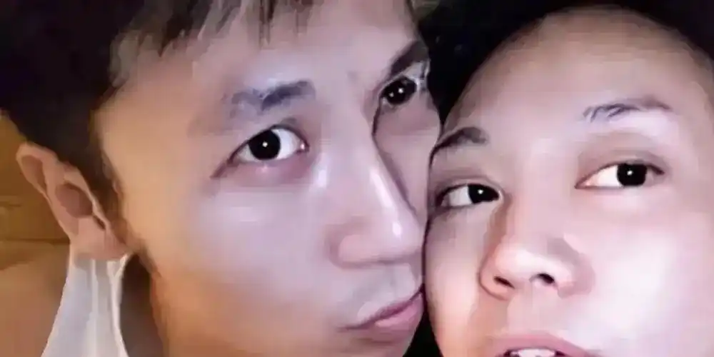 "  结果闫妮找来了20多名保安,对他说:"我有男朋友了,咱们一别两宽吧!