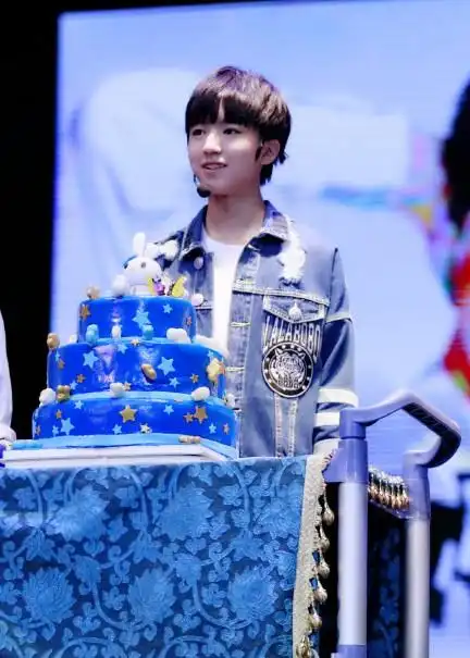 王俊凯晒帅气生日照 庆祝自己16岁