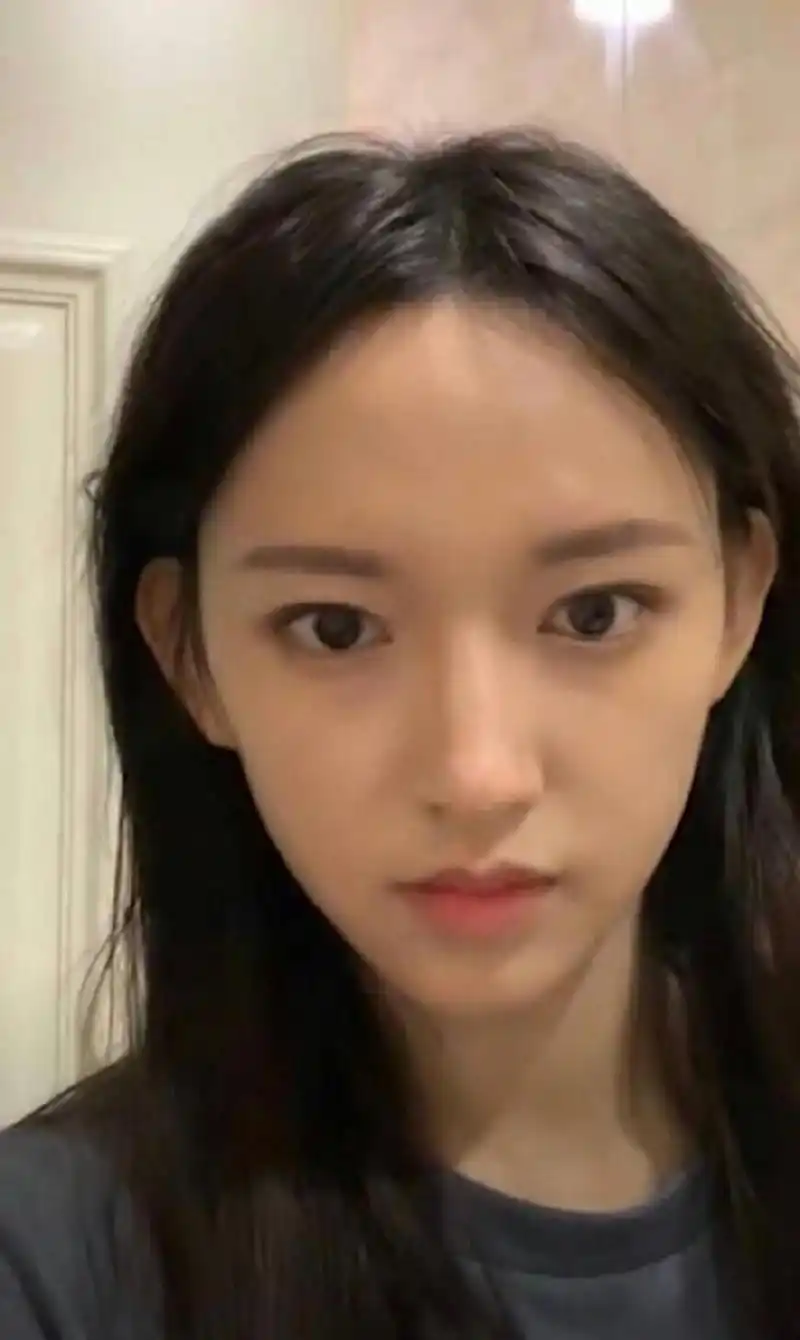 组图:程潇直播卸妆纯素颜出镜 前后差别小皮肤白净惹人羡