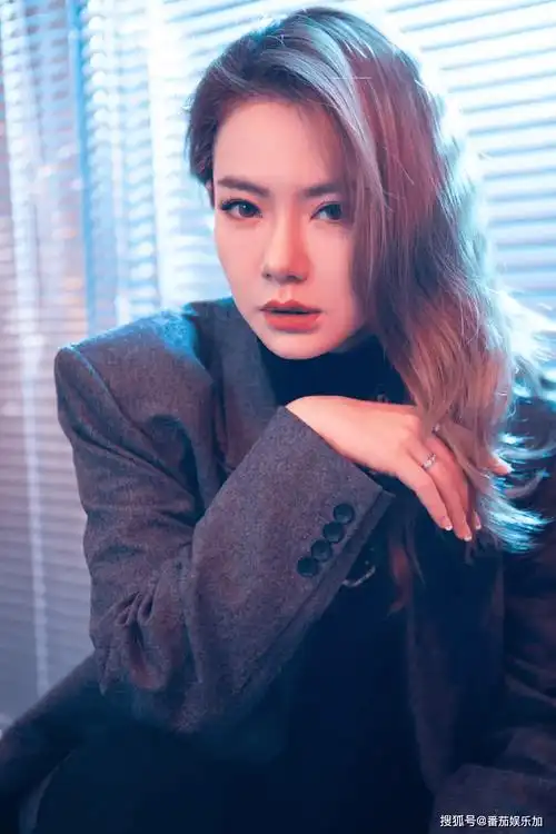 知名演员戚薇深夜连发25条紧急动态,评论区沦陷_网友_质疑_生日