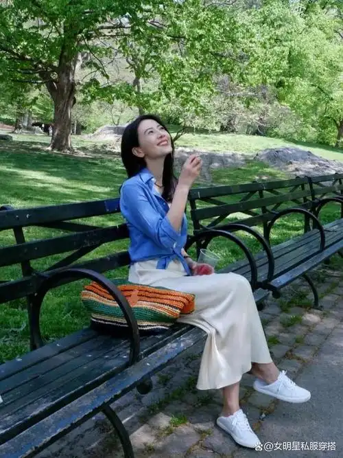 被高圆圆街拍惊艳到,夏天穿"蓝色衬衫"高级有魅力!