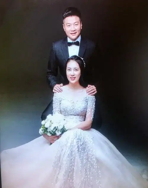 41岁李金羽沈阳大婚妻子不是殷桃是普通人抱1岁半儿子金豆亮相