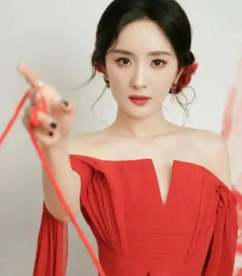 杨幂舍不得张嘴就别演戏啦李少红曾说过的"不动脑子",太到位了