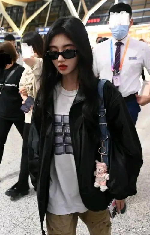 四千年美女鞠婧祎生图一身搭配显邋遢颜值太普似路人