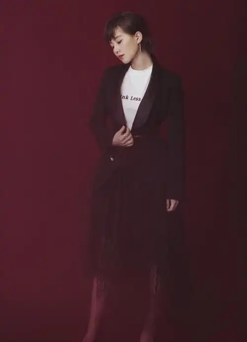 又被"刘诗诗"的穿搭实力圈粉了,穿格纹大衣走机场,时髦又高级|西装|短