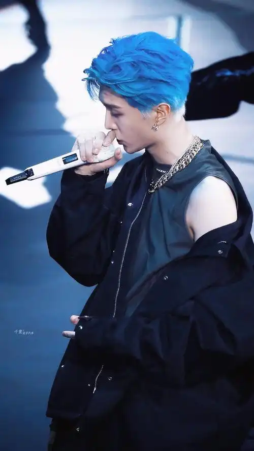 范丞丞蓝发太好看了吧