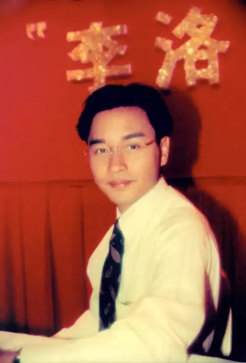 戴眼镜的哥哥#张国荣# 是不是也很帅很帅呢!