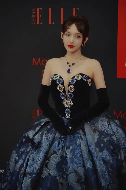 程潇迷雾暗花宫廷礼裙