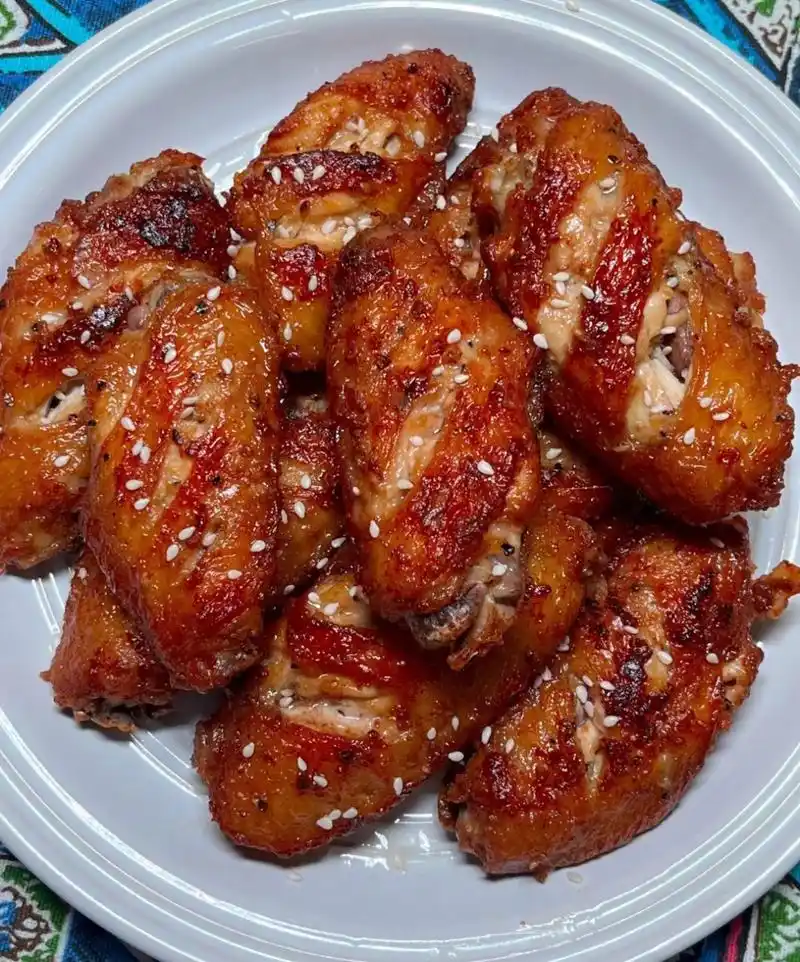 炸鸡翅制作方法 材料:  鸡翅中500克,盐适量,黑胡椒粉适量,鸡精适量,