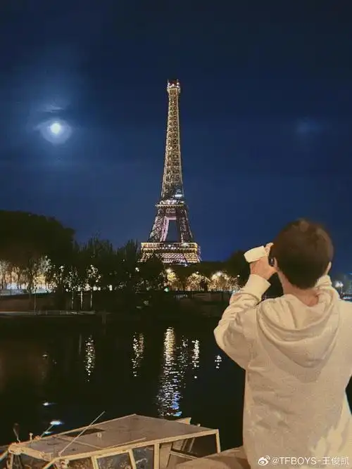 巴黎游客照#好好好没发过的就是新的墨镜自拍77巴黎夜景77背影照!