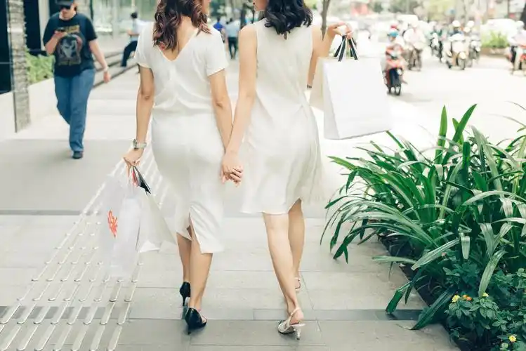 拿着购物袋走在街上的女孩闺蜜