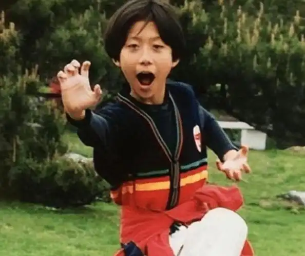 因为父亲早年是戏剧演员,所以家境还不错,张一山小时候也跟随父亲学