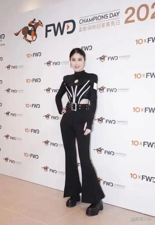 年过50的陈慧琳身材依旧可观,本身身高出众的她还拥有蚂蚁腰与大长腿