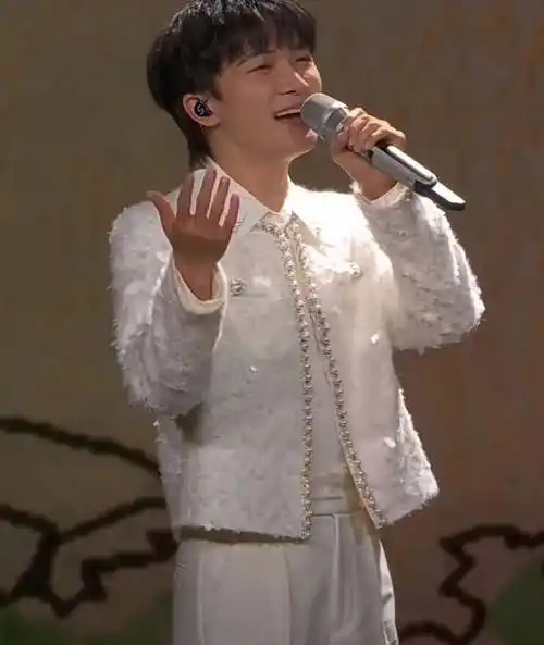 周深之歌:清泉流淌,却惹争议?_风格_形象_嗓音