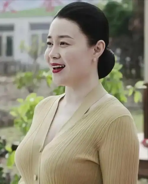 前段时间,知名演员关婷娜通过社交账号晒出了自己的生活照,镜头中