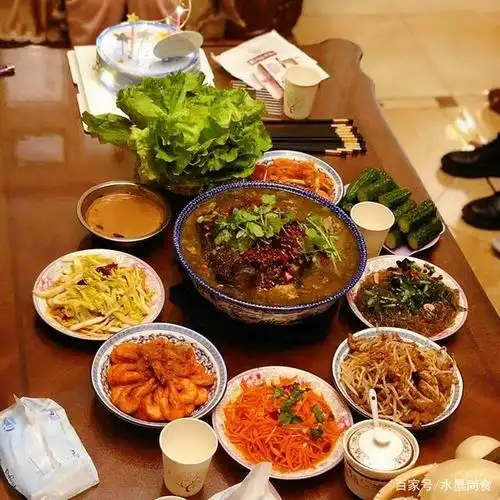 朋友圈年夜饭大比拼,家家丰盛又温馨,网友:最后一家简单有情调