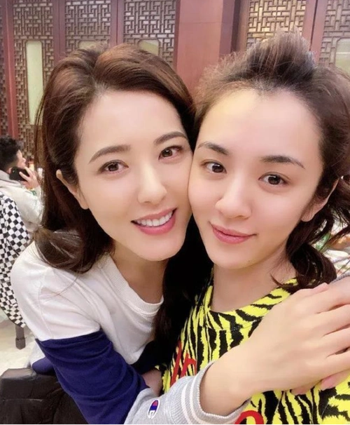 48岁大美女曾黎感情经历波折因家庭破碎的阴影让她至今单身