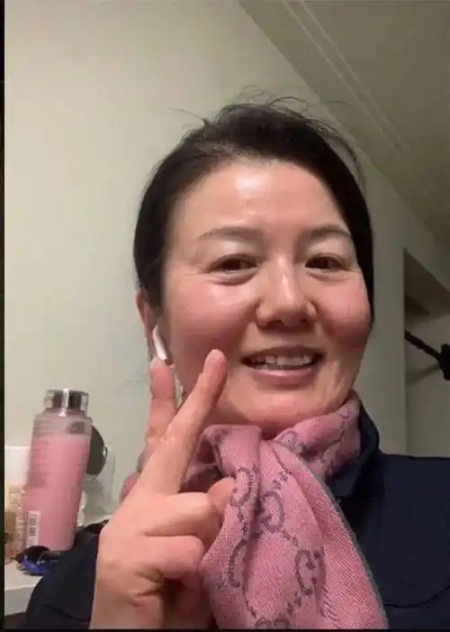 郑卫莉晒自己乘地铁被拍穿皮衣很俗气54岁素颜真实有老人样