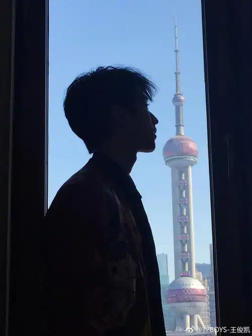 [王俊凯][新闻]180112 王俊凯发微博和明珠塔比高 阳光映射下展现完美