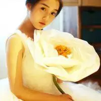 嘴刁玫瑰花的女生头像嘴咬玫瑰花手拿玫瑰花的qq女生头像