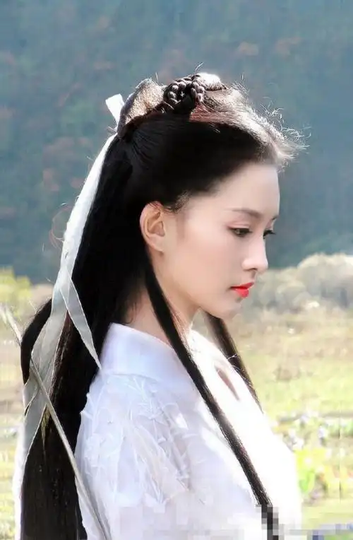 李沁白衣造型清丽脱俗要是来出演小龙女肯定很合适