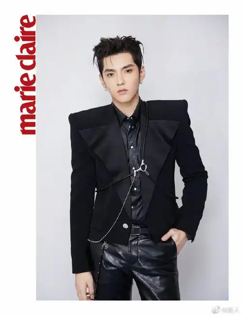 吴亦凡[超话]#黑色垫肩西装搭配皮裤链条装饰,酷帅有型.