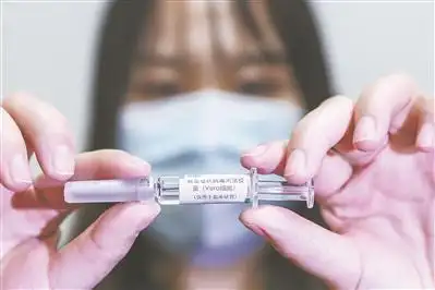 在国药集团中国生物新冠疫苗生产基地展示新型冠状病毒灭活疫苗样品