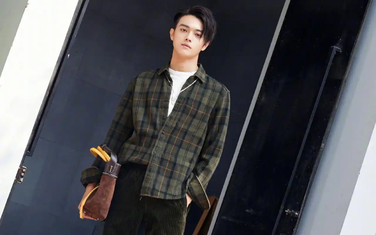 许凯帅气写真壁纸_招摇男主厉尘澜