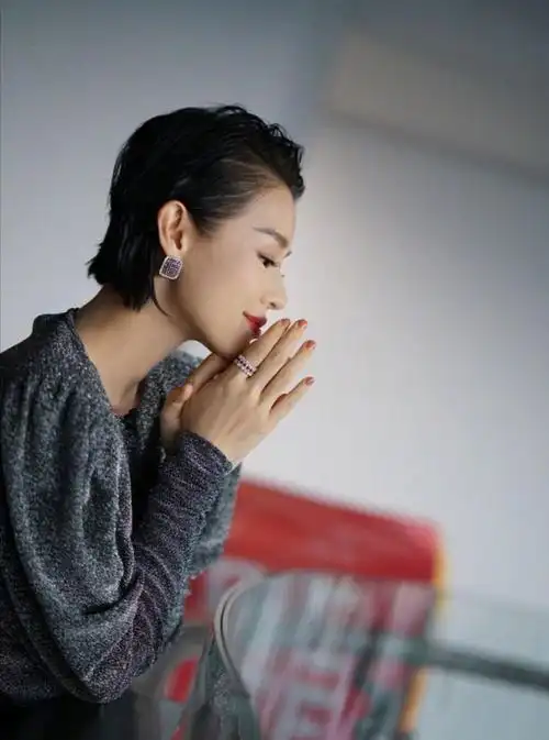 胡杏儿烈焰红唇大背头好有女王范穿亮片上衣配牛仔裤绝美