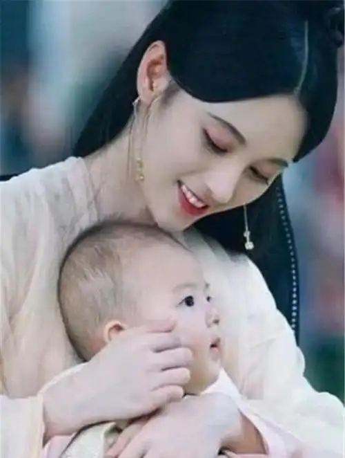 杨紫抱娃,迪丽热巴抱娃,鞠婧祎抱娃,看到赵丽颖:已婚与未婚的区别!