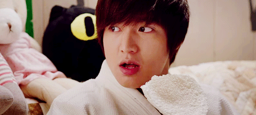 (举手)         photo source:pic-dramafever 李敏镐:「讨厌,被抓