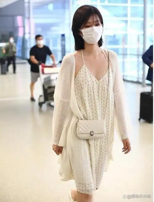 夏日降临,姐妹们都渴望展现性感魅力,让我们一起欣赏乔欣的街拍造型.