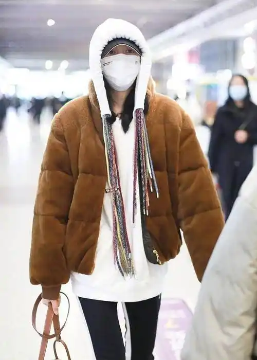 原创原创23岁关晓彤太高调穿卫衣戴两帽像网红扎18根鞋带真够抢镜