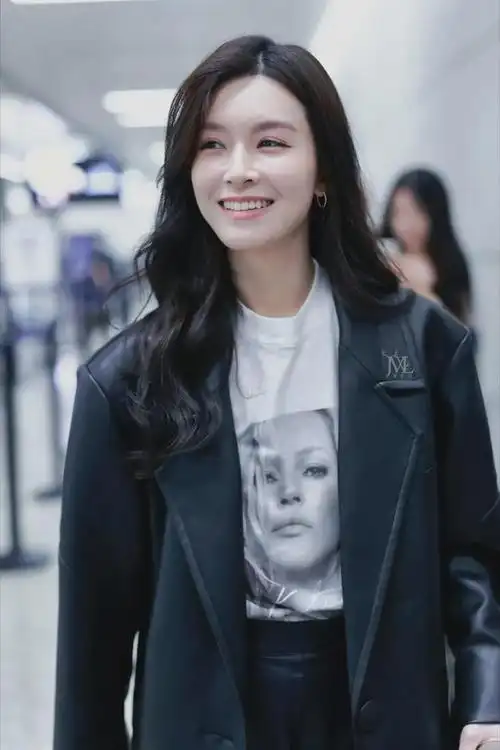 文咏珊现身机场又甜又酷引发了网友的热议与关注