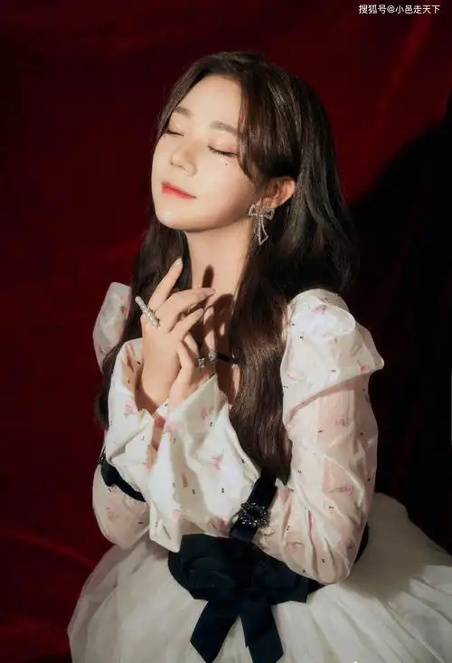 张紫宁白色蓬松裙优雅写真