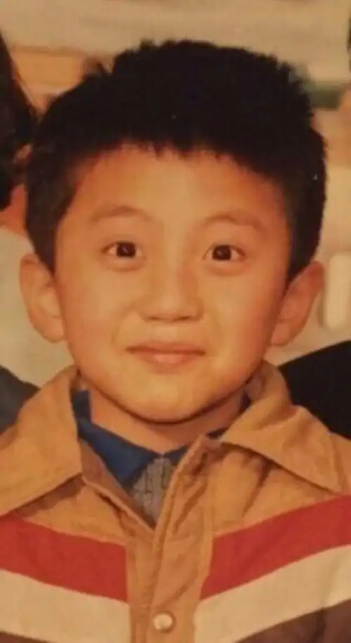 照片一看就是老照片了,但是邓超小时候与现在的模样几乎也没有什么太