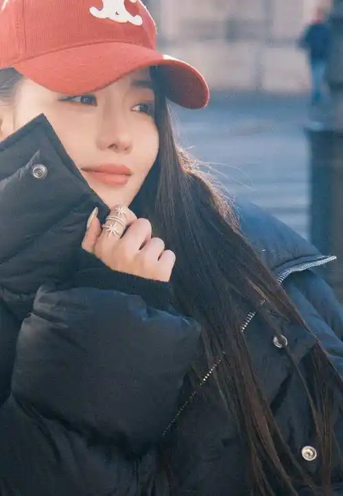 张嘉倪最新街拍,红色鸭舌帽 黑色外套,一整个大跳脱,浅浅赢了_美貌